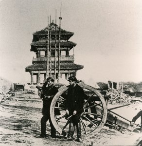 1860年の中国への英仏遠征中に北京の大砲でフランスの兵士